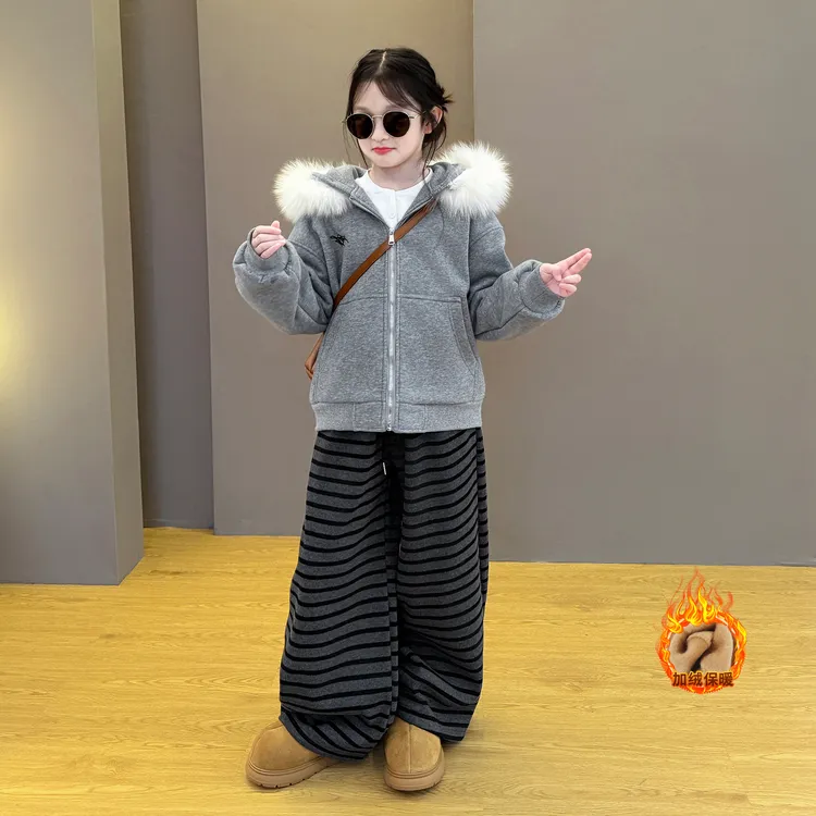 女童2025新款秋冬季韩系时尚夹棉连帽外套棉服加绒条纹阔腿裤套装