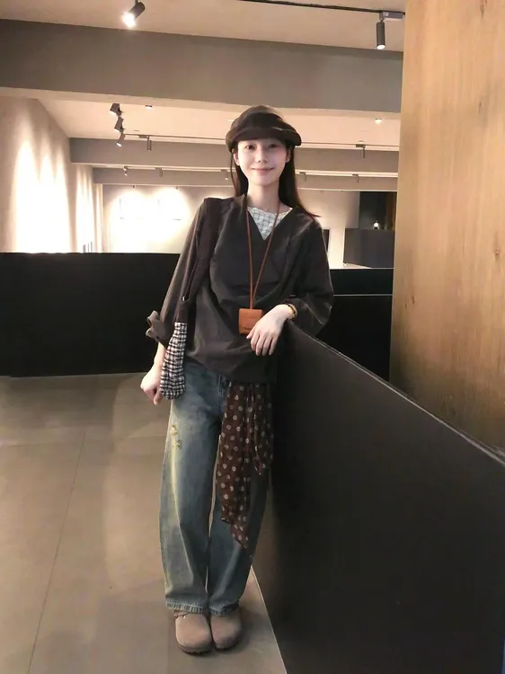 2025秋季新款简约宽松拼接假两件深棕色荡领长袖衬衫百搭牛仔裤