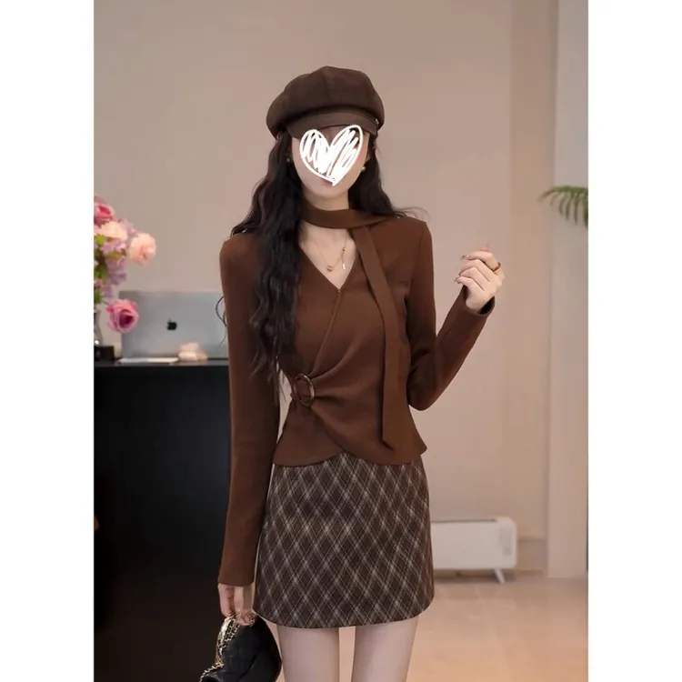 2025秋冬新款美式设计感交叉收腰v领修身显瘦纯欲气质打底女上衣