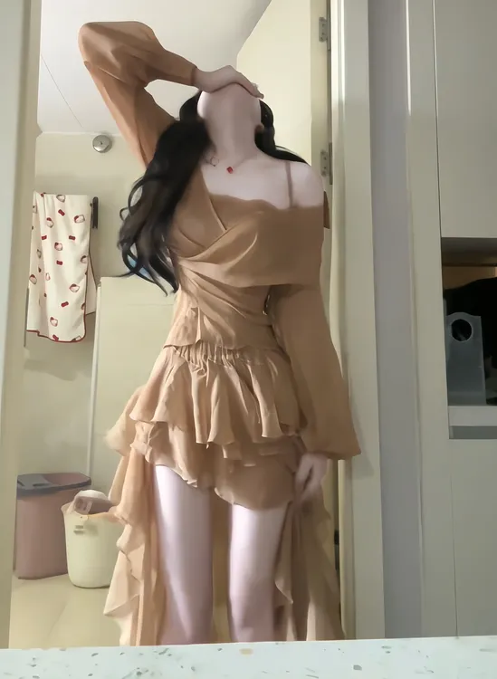 桃枝漫舞 秋季新款纯欲风甜美可爱蕾丝吊带设计出游不规则半身裙