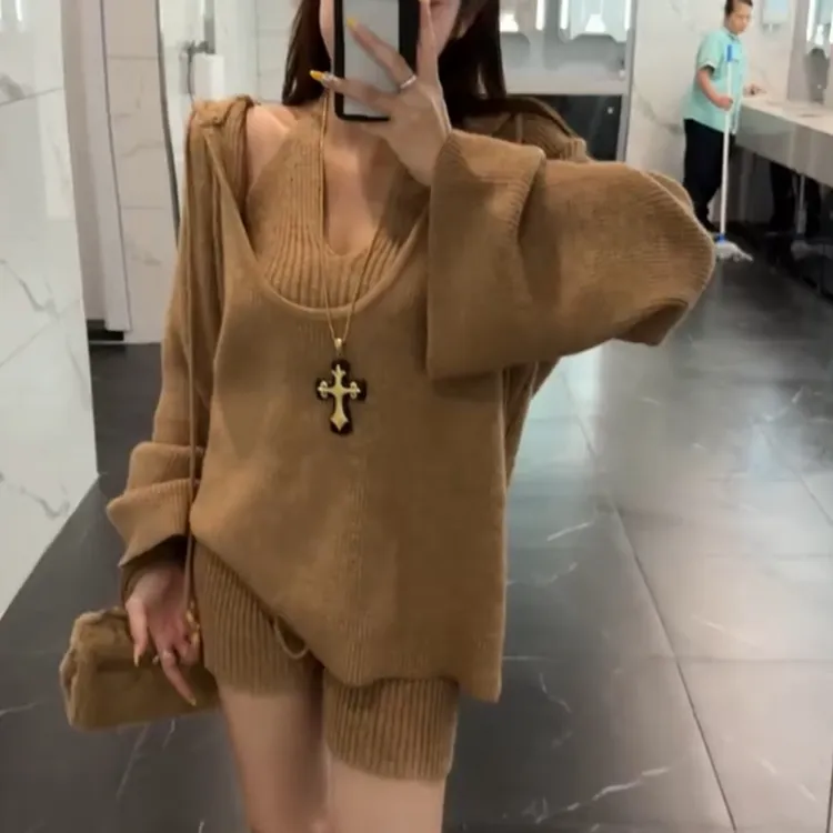 十三行欧货韩版秋季新款针织套装女挂脖背心连帽毛衣短裤三件套