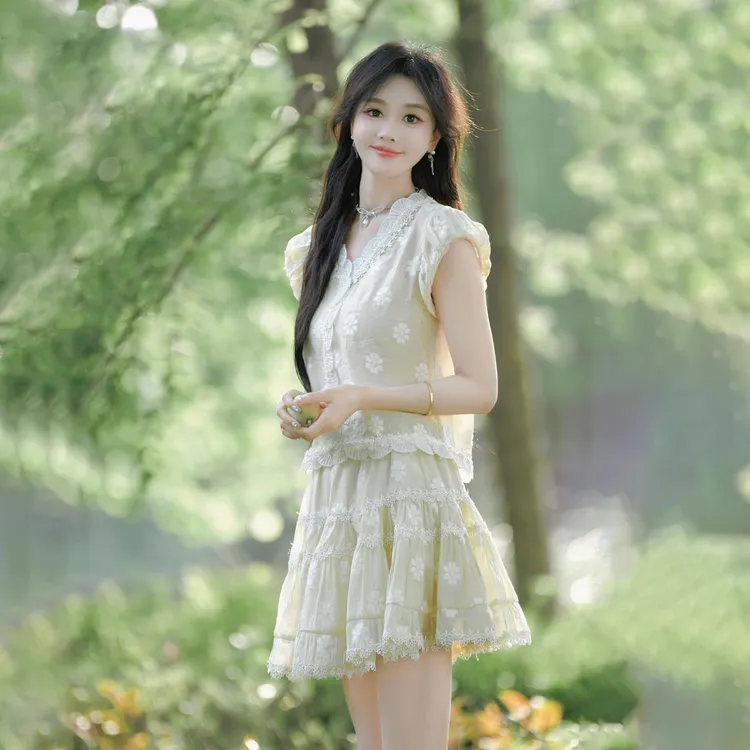 夏季新款改良版甜美蕾丝花朵上衣短款半身裙重工优雅乖巧两件套装