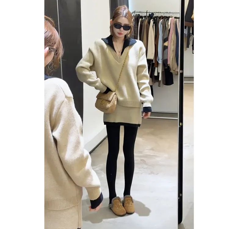 秋冬流行穿搭一整套女2025新款V领撞色翻领针织衫百搭短裙两件套