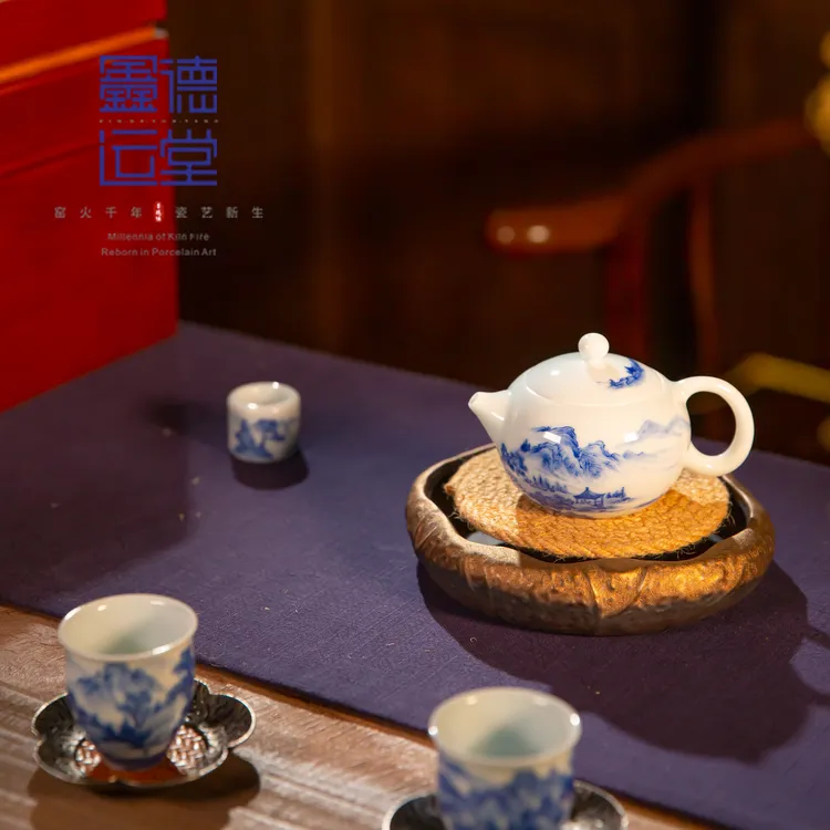 鑫德运堂景德镇陶瓷 青花釉下纯手绘山水意境西施壶中式约100cc
