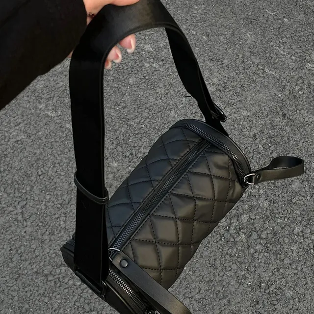 菱格圆筒包女斜挎2025夏新款潮洋气质感百搭水桶牛津布单肩枕头包