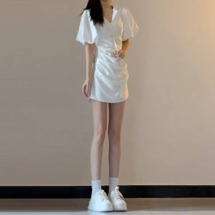 法式白色短袖收腰褶皱连衣裙子女夏轻熟小众不撞款泡泡袖掐腰短裙