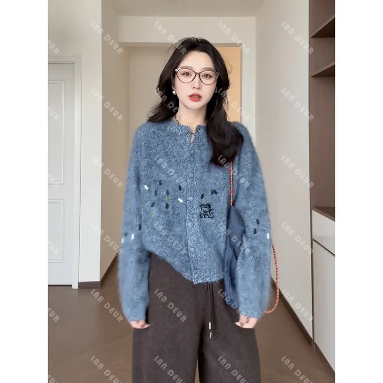 【港岛晚报】绵羊毛山羊绒刺绣圆领软糯设计感宽松针织衫女