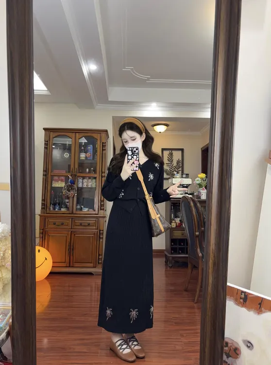 2025超火爆款韩风chic一整套减龄v领长袖上衣女半身裙子黑色套装