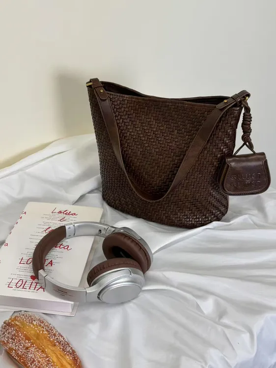 编织真皮水桶包通勤纯色单肩包磁扣时尚百搭简约编织女包耐磨小众