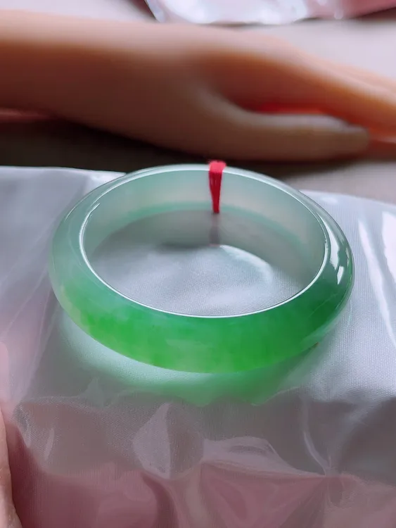 天然缅甸A货纯天然翡翠 正品时尚冰种起胶飘阳绿51.7圈宽边手镯