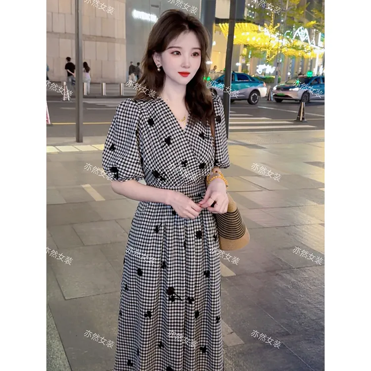 黑白格纹刺绣连衣裙V领显瘦短袖夏季新款中长裙气质显白高级感