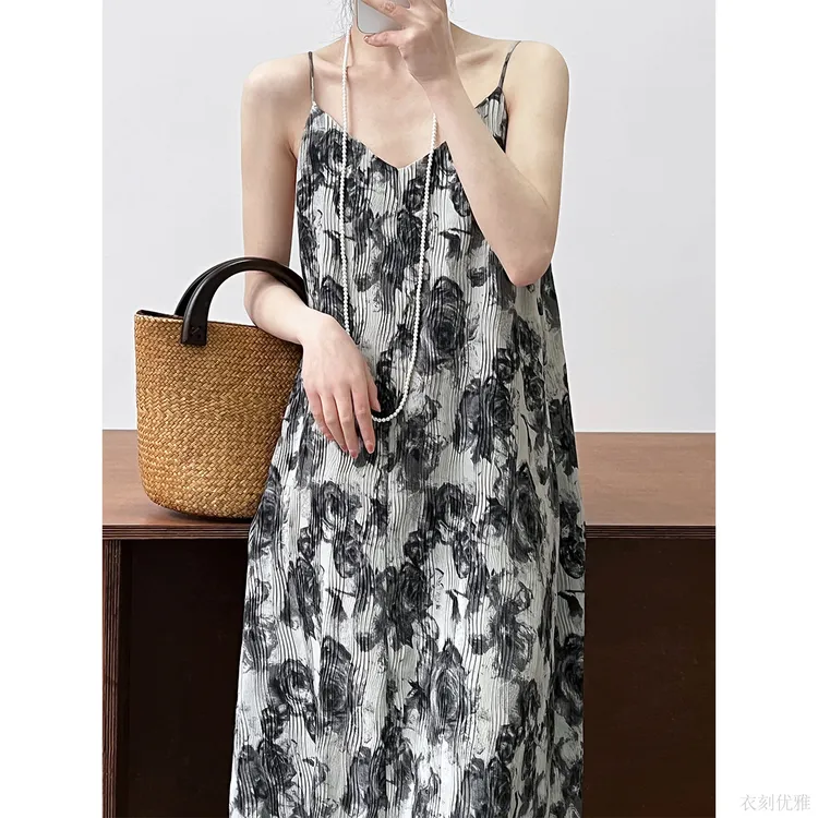 【今日精选】暗夜玫瑰压褶吊带连衣裙显瘦气质长裙复古通勤设计感裙