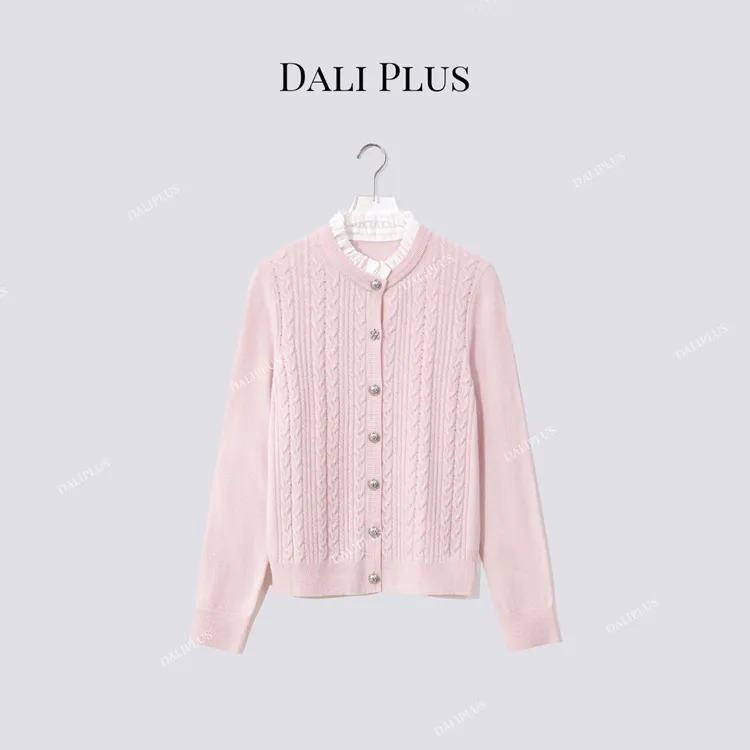DALI PLUS“绵羊毛”蕾丝花边立领单排扣长袖针织-D5MM2635