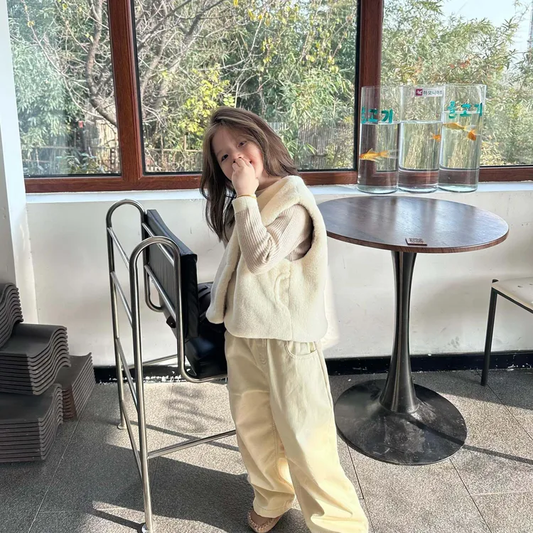 小思家2025冬季新款韩版甜美极简风毛绒马甲米白色休闲裤女童套装