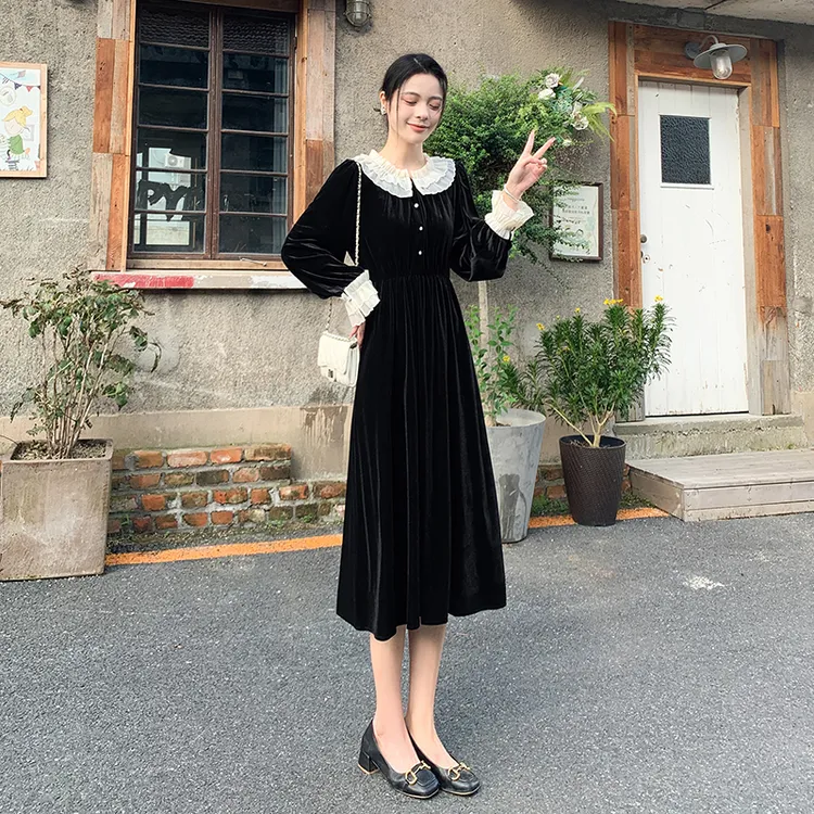 黑色丝绒连衣裙2025春秋新款女赫本风小黑裙娃娃领长袖气质长裙