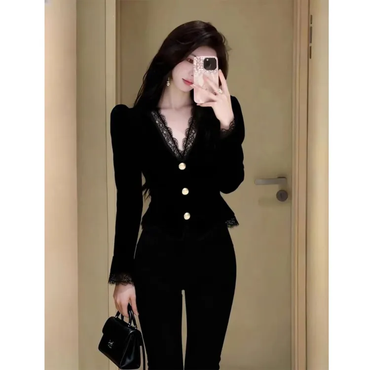 小香风黑色蕾丝拼接V领丝绒衬衫女秋冬2025新款设计感洋气打底衫