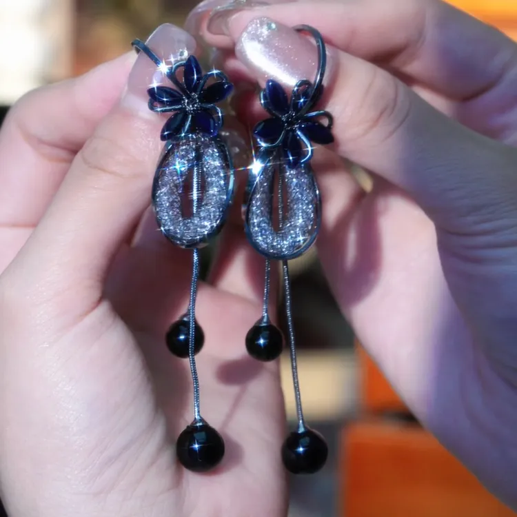 铜合金合成锆石耳饰 百搭时尚镶嵌黑色花瓣长款流苏气质百搭耳坠