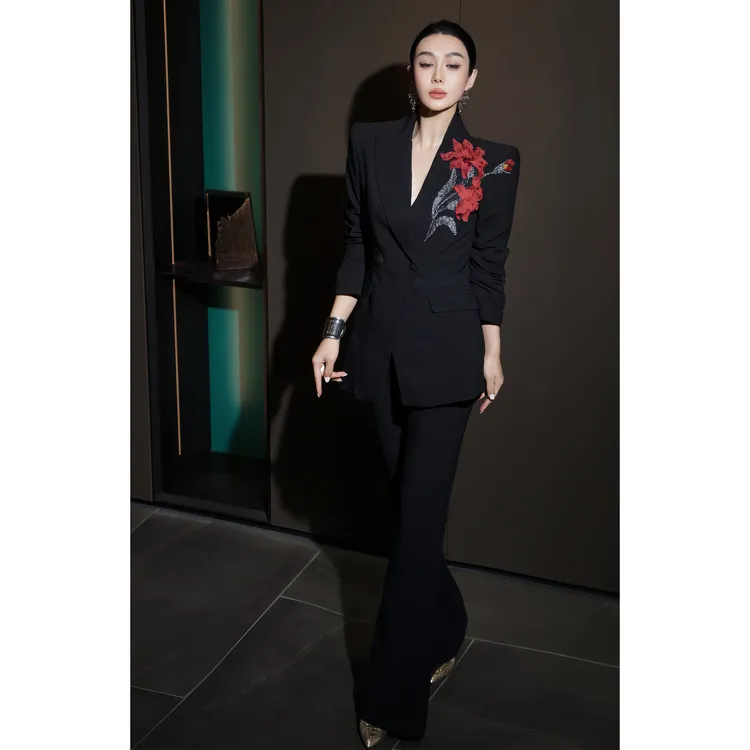 ZEROYK高端定制商务通勤套装设计感重工钉花西装微喇裤气质两件套