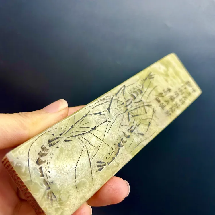 寿山石栩栩如生虾雕工长的
