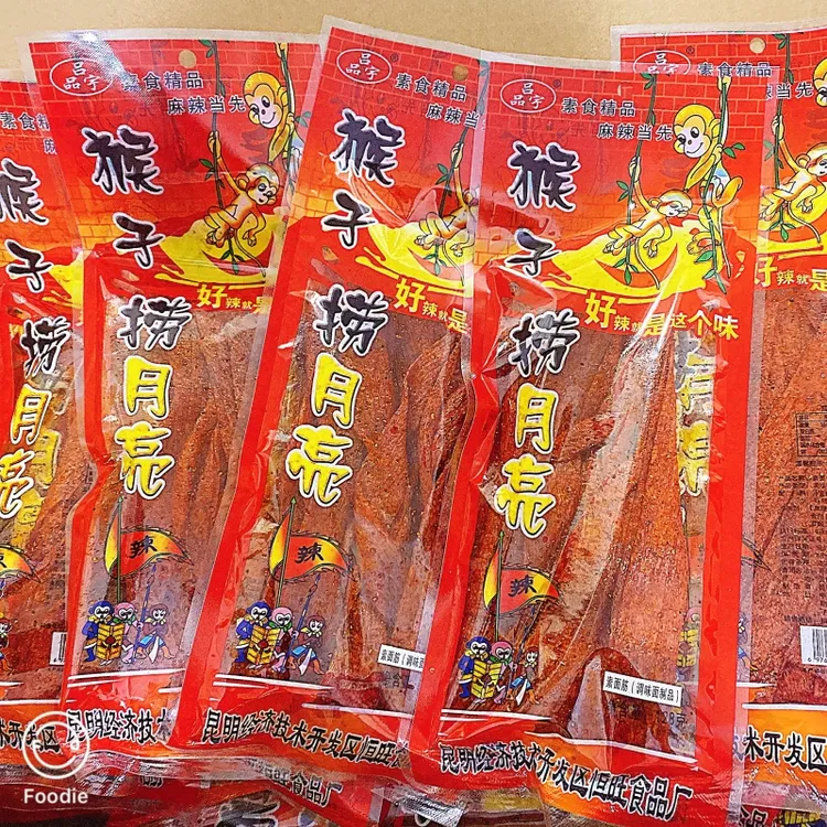猴子捞月亮辣条云南小时候吃的辣条零食手撕大辣片怀旧休闲辣条