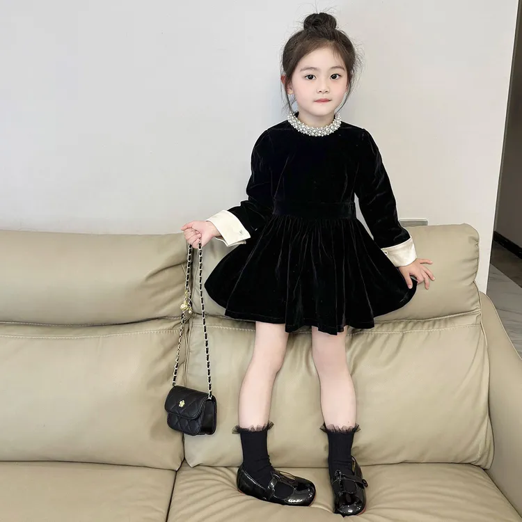 童装珍珠领加绒小黑裙秋冬新款洋气丝绒连衣裙女童宝宝公主裙