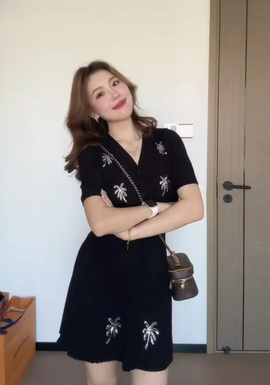 2025夏季新款烫钻v领短袖t恤半身裙巨显瘦套装胖超火夏装一整套