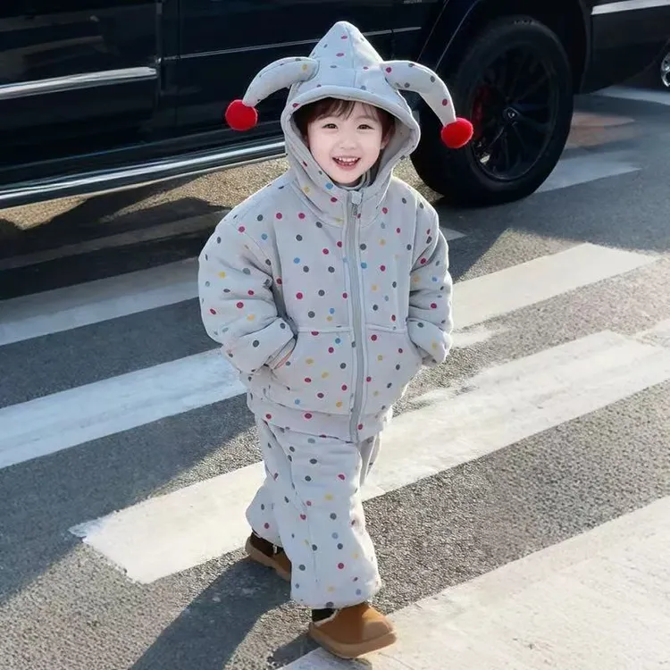 儿童冬季家居服2025新款男女童时尚彩色波点牛角连帽加绒加厚套装