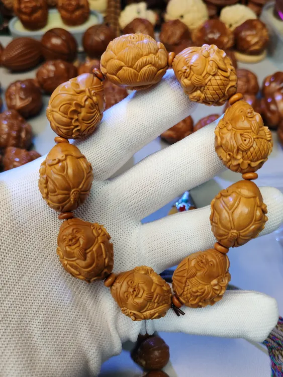 21/26荷叶财神橄榄核雕刻