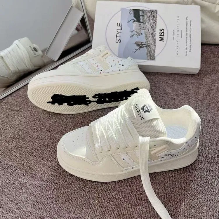 港风百搭厚底小白鞋2025新款春季校园风街拍休闲面包鞋女学生ins