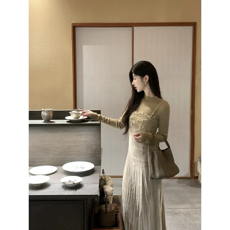 W51【香榭绮梦】丝绒吊带连衣裙女秋冬气质拼接花边叠穿褶皱长裙