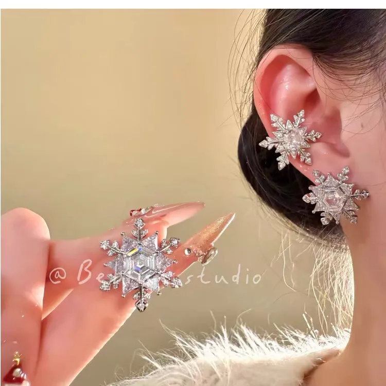 铜合金合成锆石耳饰 轻奢初恋雪花浪漫冬季闪耀高级感耳钉耳针