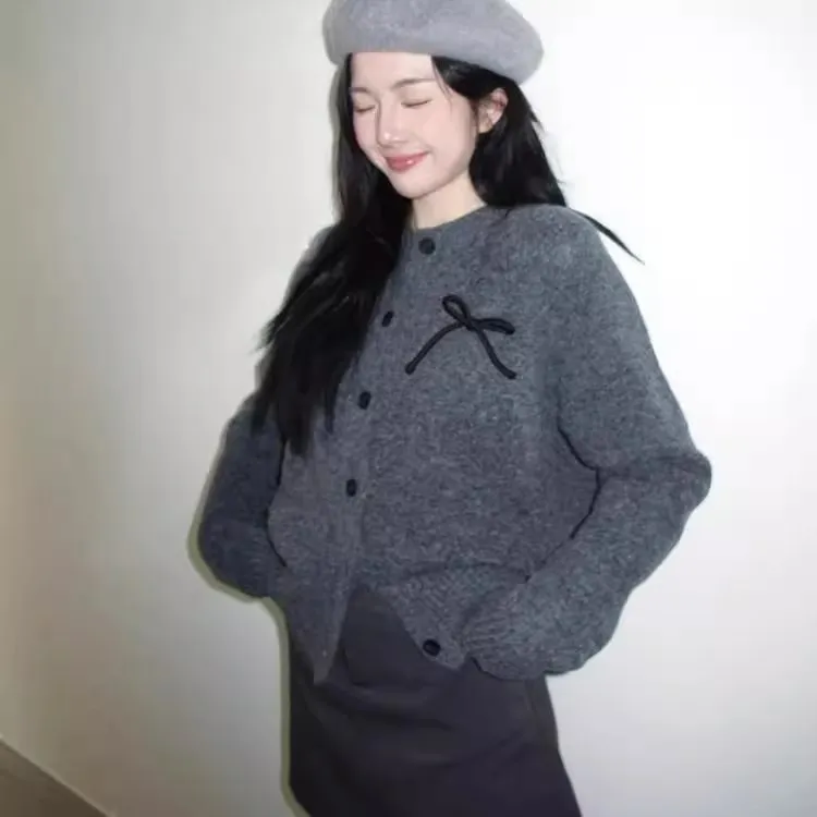 高级感复古灰色针织开衫女2025冬季氛围感立体蝴蝶结外穿毛衣外套