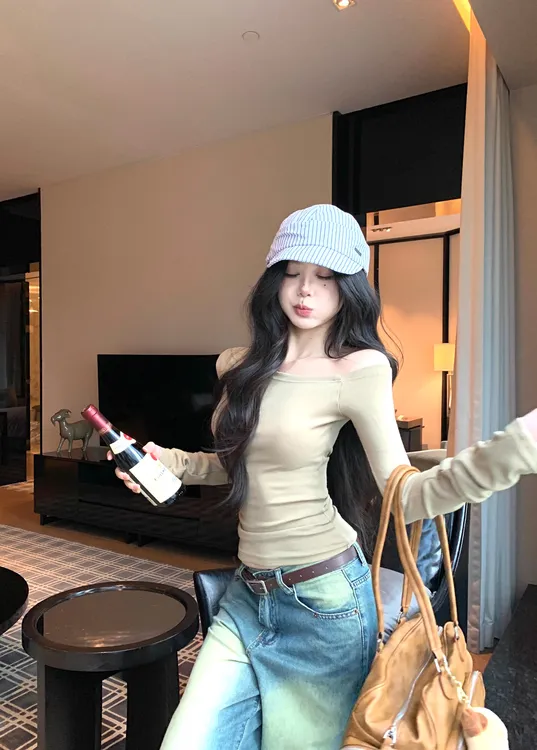 纯欲风白色斜肩长袖T恤女早秋修身内搭打底衫显身材辣妹露肩上衣