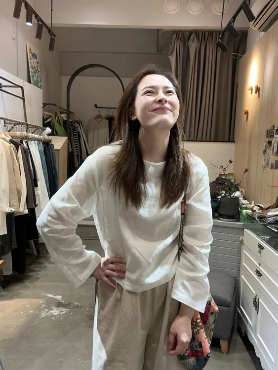 2025早春新款韩系圆领后背排扣小衫2气质显瘦长袖上衣百搭休闲裤