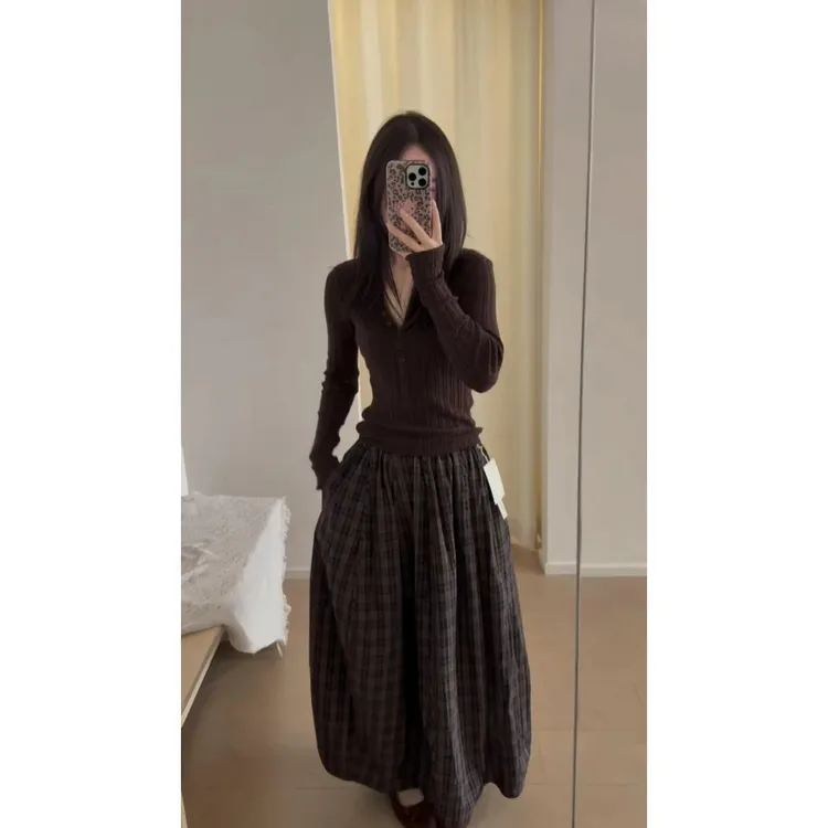 2025秋季新款港风复古v领针织上衣高腰显瘦半身裙时尚气质两件套