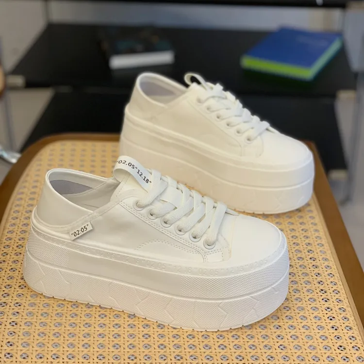 小个子轻便增高厚底小白鞋女2025秋季新款百搭简约舒适系带休闲鞋