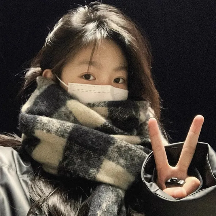 AMOS ROBIN高级氛围感2025新款黑白格子韩系情侣保暖围巾冬季女