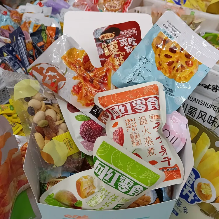 盲盒大礼包果干果脯肉脯辣条卤味饼干糖果膨化等休闲小零食随机配