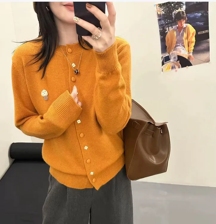 新蘑菇刺绣针织开衫圆领气质时尚减龄厚款纯色韩版毛衣外套上衣