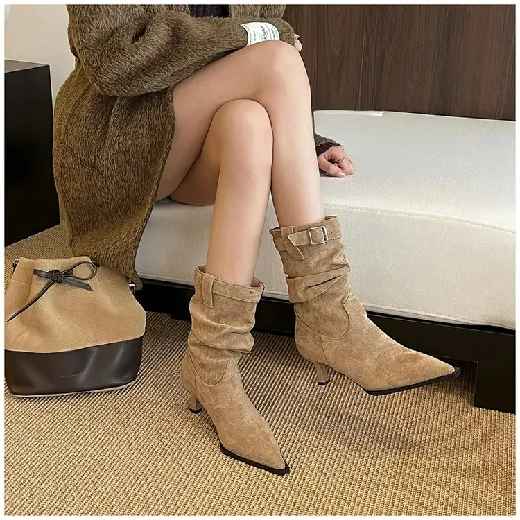 2025新款气质秋冬！卡其尖头堆堆高跟短靴女绒面细跟堆堆靴子ins~