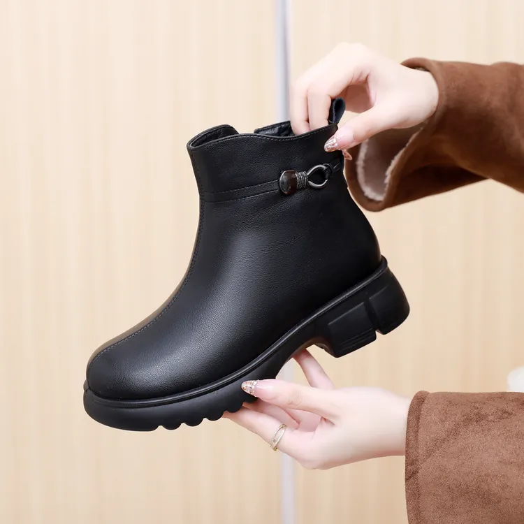 真皮靴子短靴2025秋冬加绒妈妈鞋子厚底中年女靴棉鞋软底防滑皮鞋