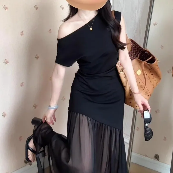 高级感法式气质黑色斜肩短袖连衣裙子女2025夏季收腰修身包臀长裙