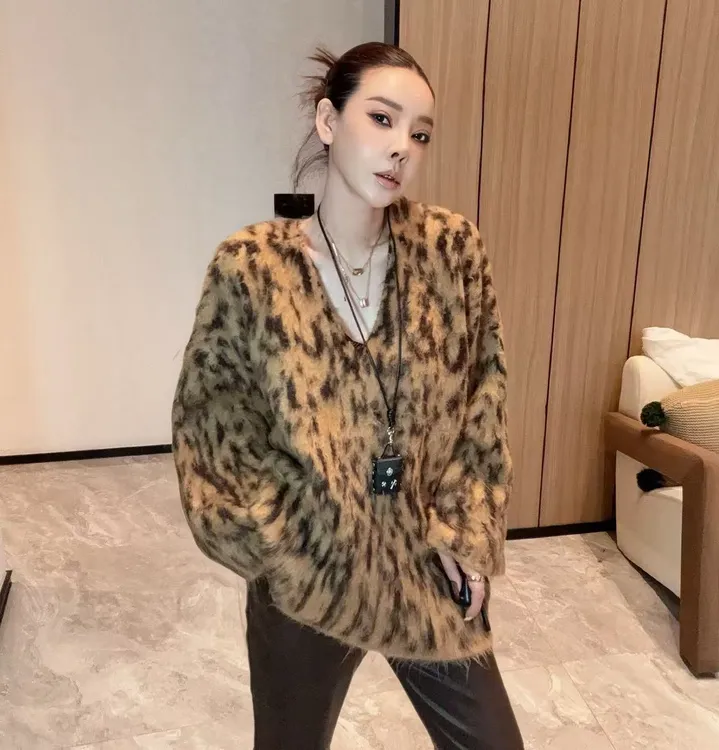 【丽丽推荐】豹纹落肩袖V领厚款女休闲风毛衣慵懒风开衫针织冬季