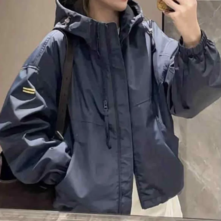 连帽长袖冲锋衣短外套女2025春秋季新款韩版宽松洋气减龄时尚上衣
