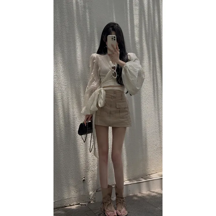 杏色刺绣花朵灯笼袖系带上衣/浅卡其色工装拉链短裙