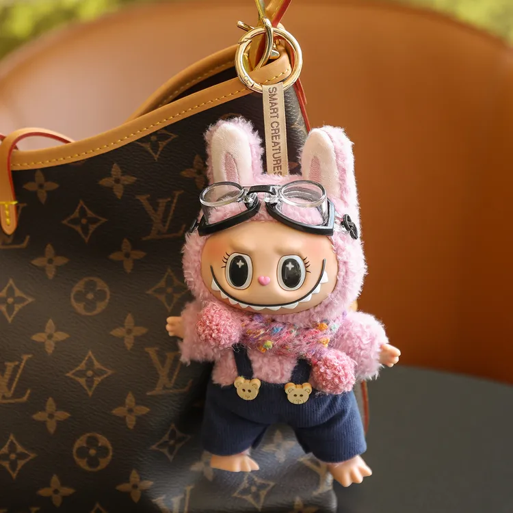 海娃系列毛绒玩具2025小熊饼干背带裤款包包、车挂件摆件985