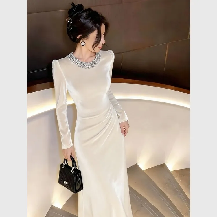 裙子秋冬款气质名媛巨好看高级感收腰重工内搭长裙白色丝绒连衣裙