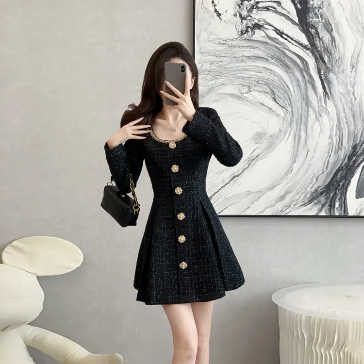 高级感千金风法式圆领长袖毛呢连衣裙女秋冬短款裙子赫本风小黑裙