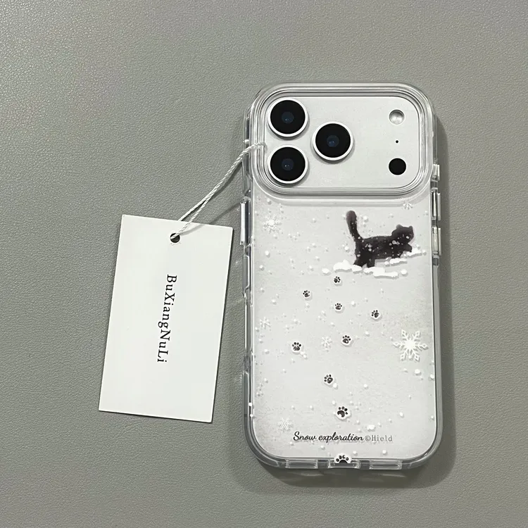 冬日ins雪地黑色猫咪踏雪足迹适用苹果17手机壳iPhone16全包15/14