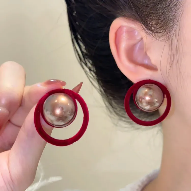 铜合金仿珍珠耳饰 秋冬氛围感法式复古镂空珠珠植绒耳钉轻奢气质i